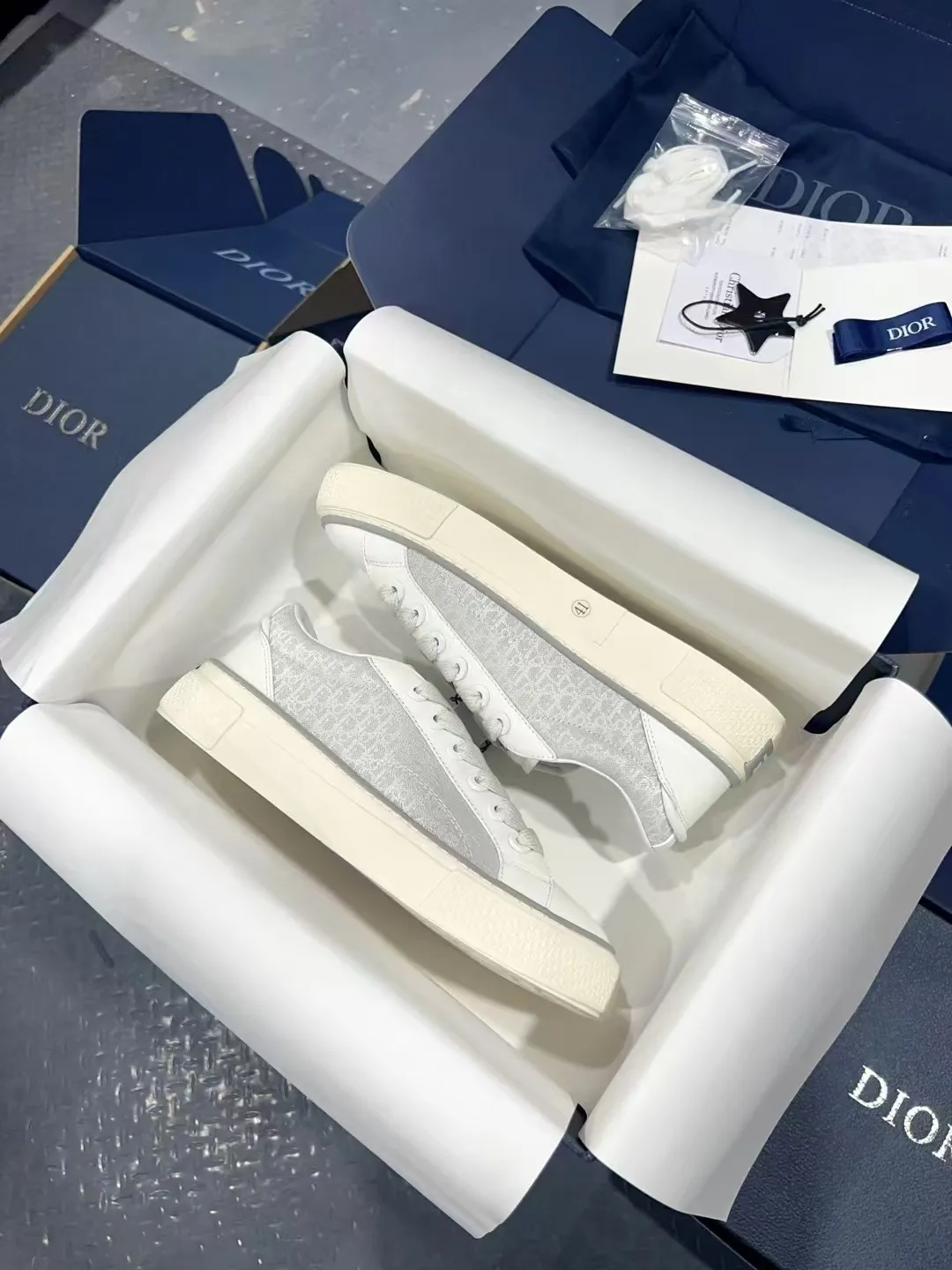 👟👟Ex-factory price 560👟👟 𝐃𝐢𝐨𝐫 𝐱 𝐒𝐭𝐨𝐧𝐞 𝐈𝐬𝐥𝐚𝐧𝐝 𝐁𝟯𝟯 Dior co-branded Stone Island new casual sports shoes Skateboard shoes 111111111 This B33 sneaker comes from the DIOR AND STONE ISLAND limited series. It is a new interpretation of the classic tennis shoe. The fashionable silhouette highlights the heavy texture. The black-dyed cotton has a delicate wash and soft texture, and is finished with the classic Oblique print on the sides, paying homage to the exceptional craftsmanship of the exclusive collaboration. The tongue is embossed with the Dior signature, while cannage panels on the front, DIOR AND STONE ISLAND signature on the back and insole. The rubber outsole features the Dior Oblique pattern, while a contrasting Dior 30 Avenue Montaigne signature on the rear adds style. It can add a modern touch to various casual looks, and can also be matched with other DIOR AND STONE ISLAND items. Exquisite packaging at the delivery counter🛍📦 Customized cowhide material, sheepskin lining, original molded outsole Size: 35-45